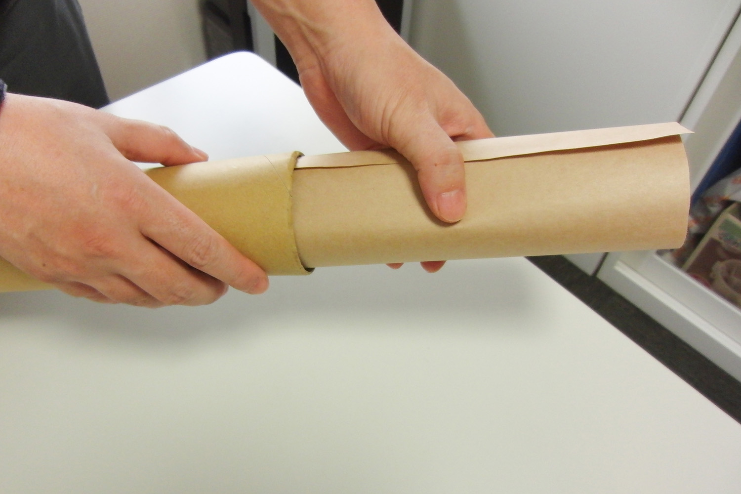 型紙キットの紙を筒に入れて発送する