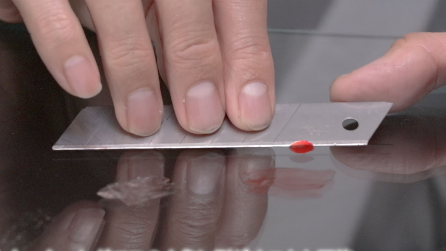 カッターで硬化したジェルを剥がすところ