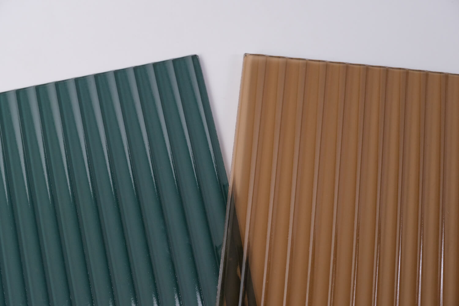 モールガラスグレーとブロンズの比較