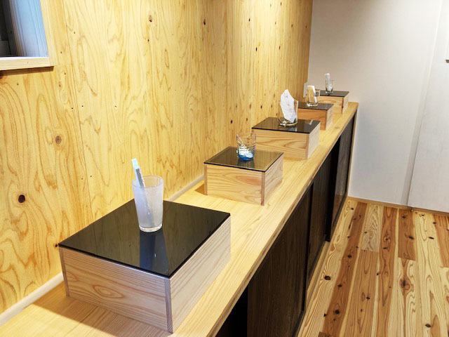 美術品の展示台の天板にスモークガラスを設置1