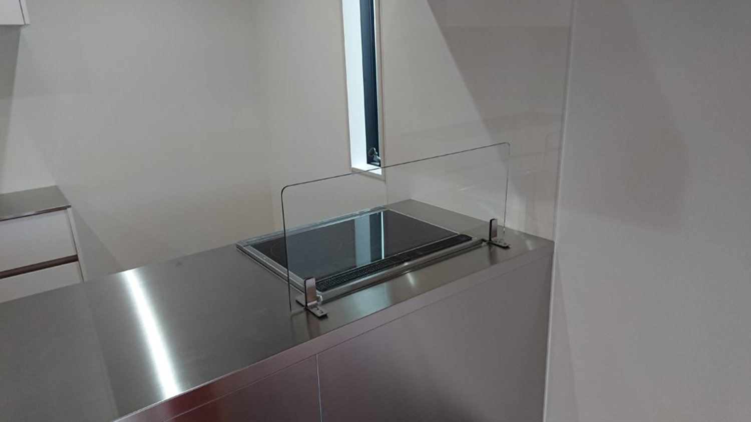 可動式キッチン油はねガード（可動式ディバイダー）