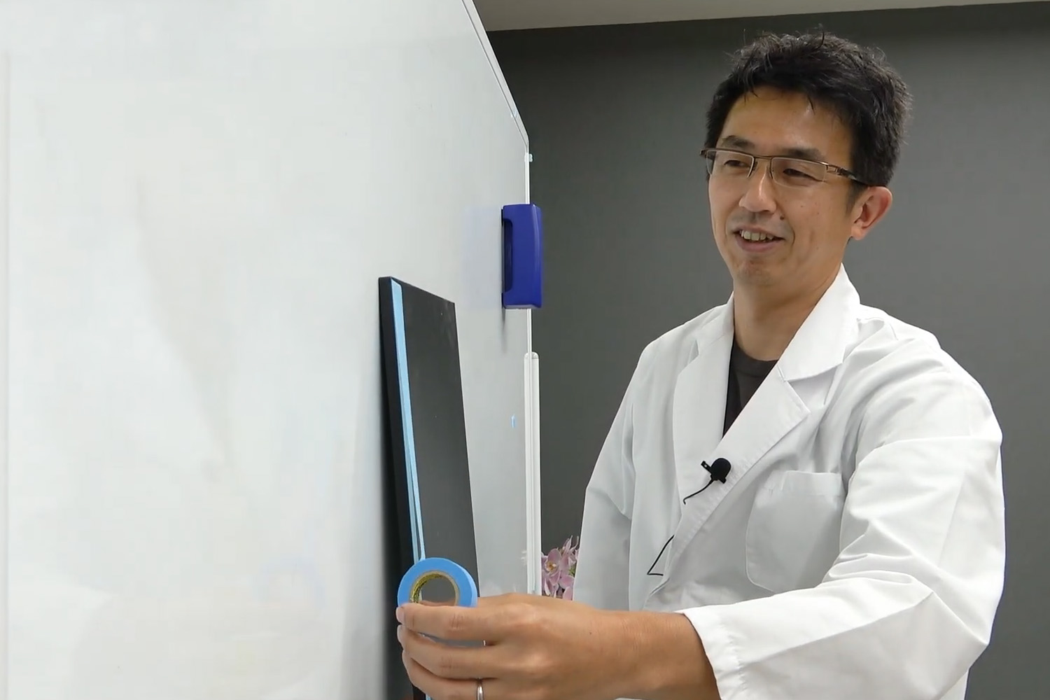 テープをしっかり引っ張っているところ